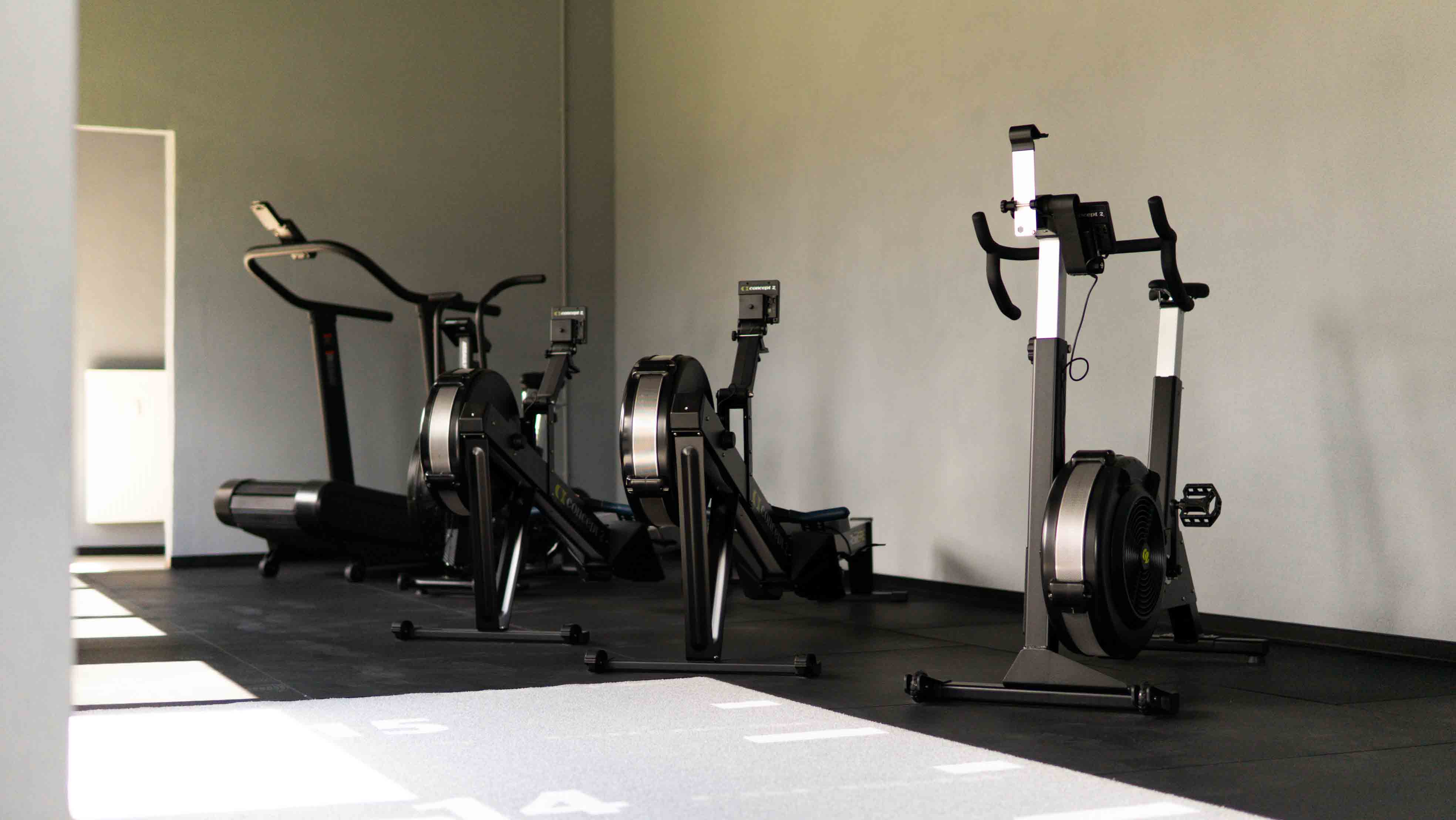 Cardio-Bereich mit Concept2 Ergometern im Hybrid Fitness Studio The Forge Bad Lippspringe