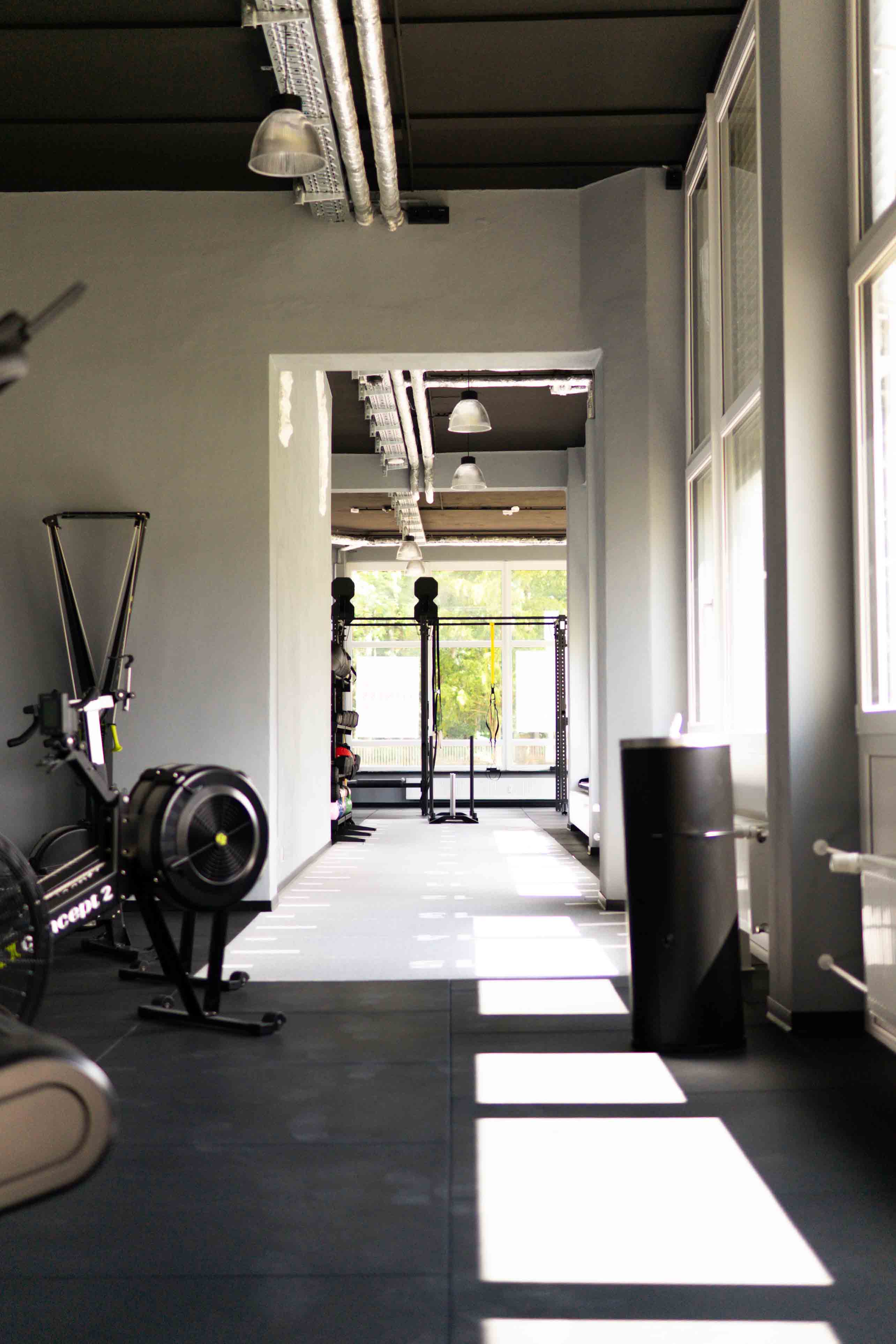 Eingang zum Hybrid Fitness Bereich mit Blick auf die Trainingsfläche