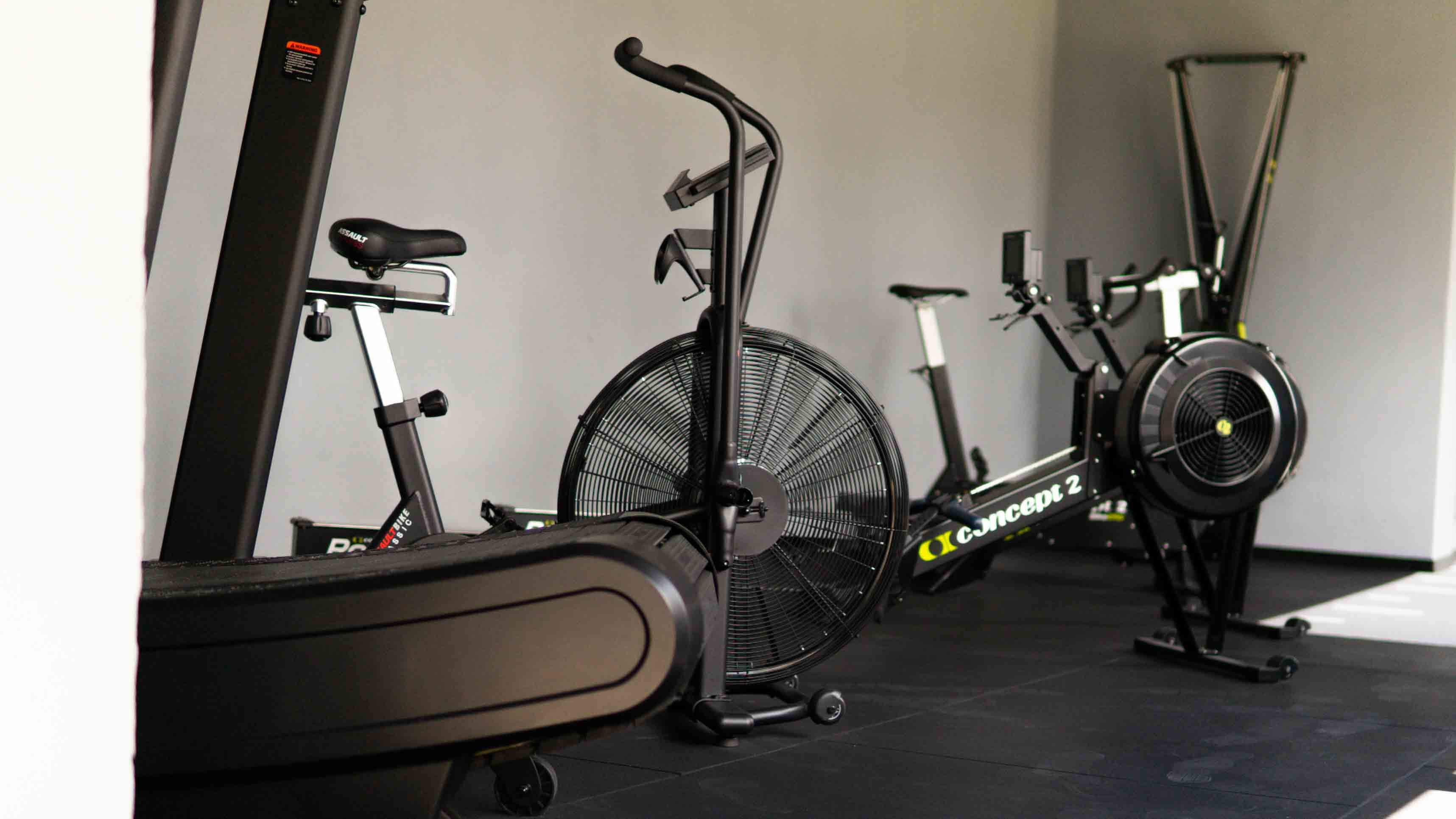 Cardio-Ecke mit Assault Bike, Airbike und Rudergerät