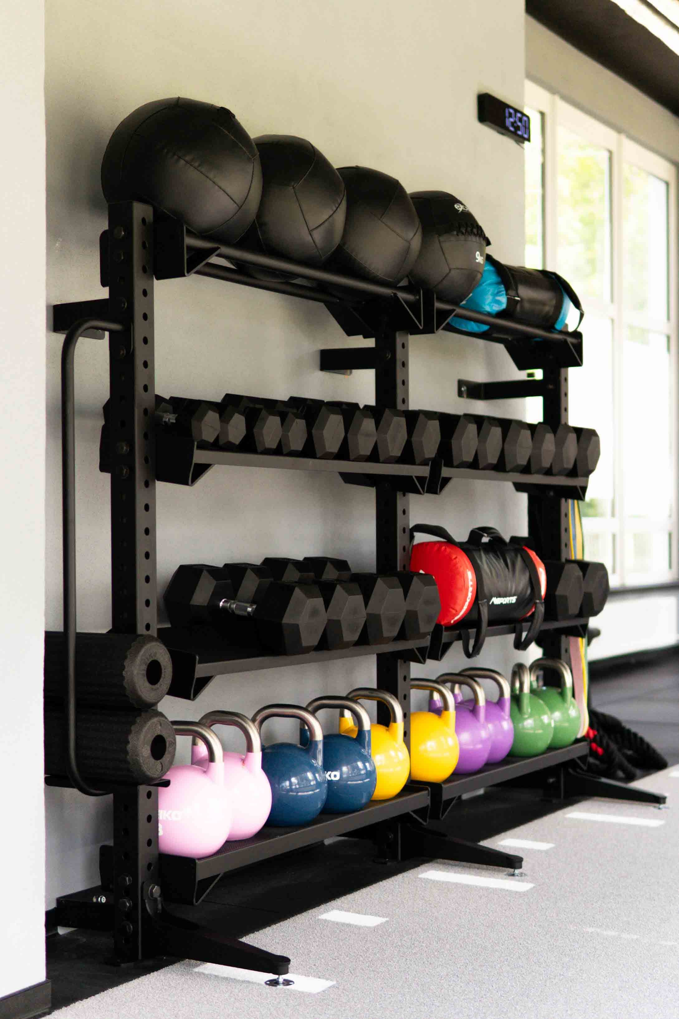 Kettlebell- und Medizinball-Wand im Hybrid Bereich