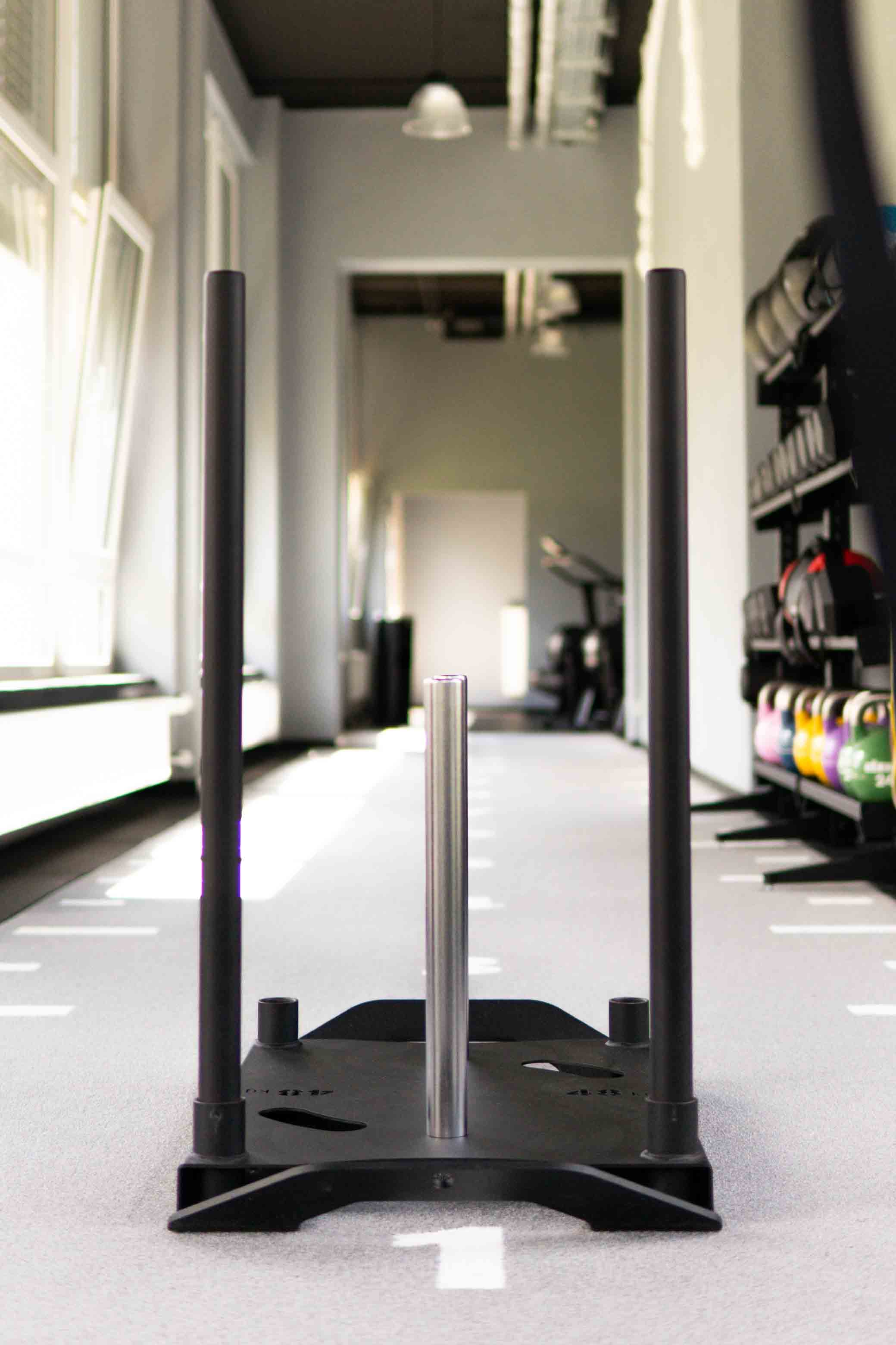 Trainingsfläche mit Sled und Blick durch den Raum